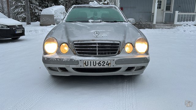 Mercedes-Benz E-sarja 8