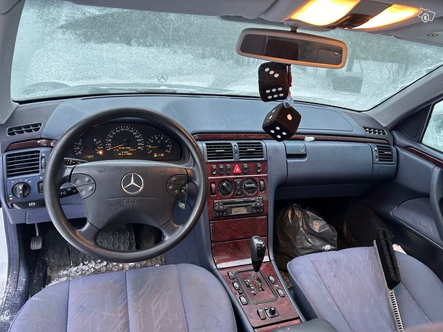 Mercedes-Benz E-sarja 10