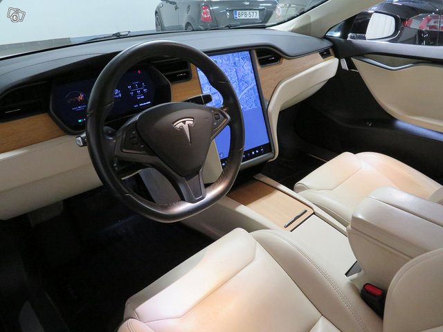 Tesla S 10