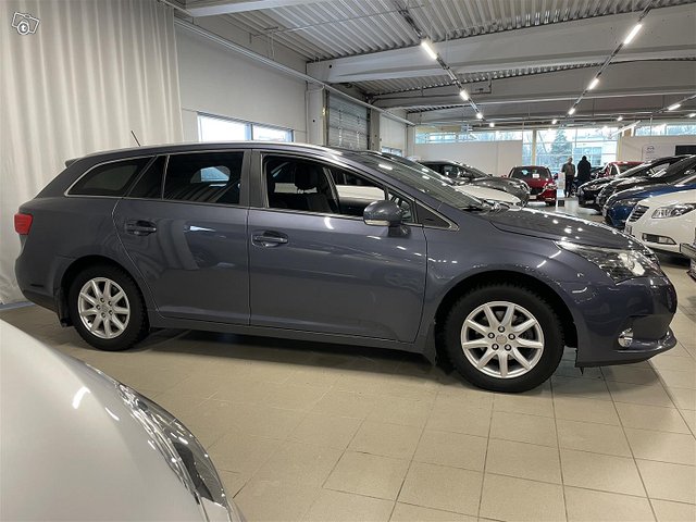 TOYOTA AVENSIS 6