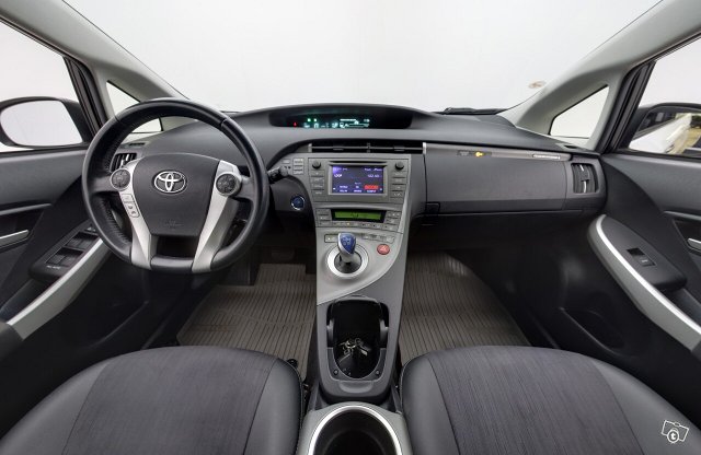 Toyota Prius PHEV 9