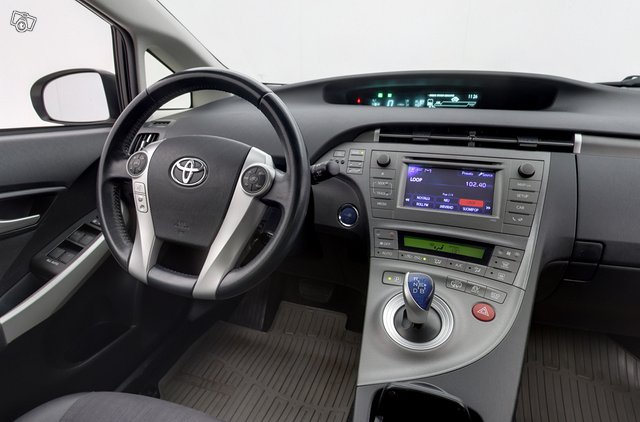 Toyota Prius PHEV 11