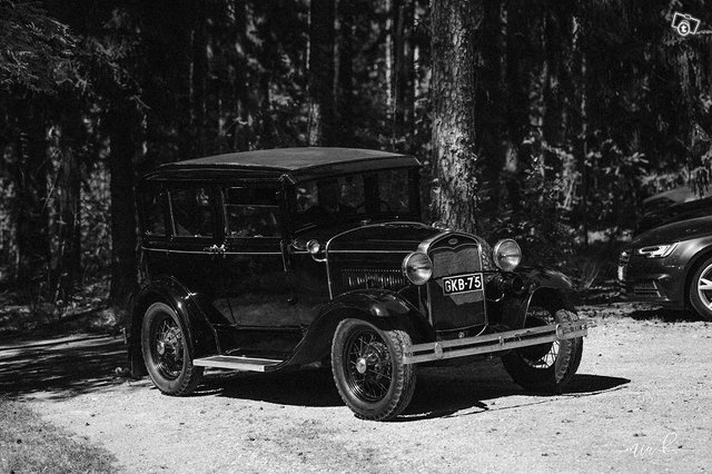 Musta Ford 1931 hääauto 7