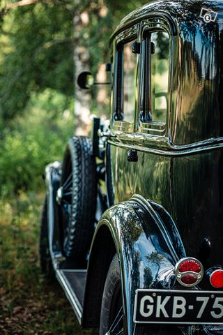 Musta Ford 1931 hääauto 5