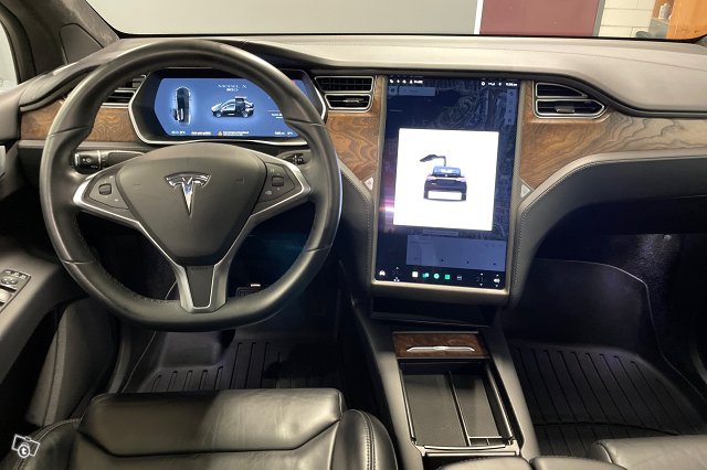 Tesla Model X 7
