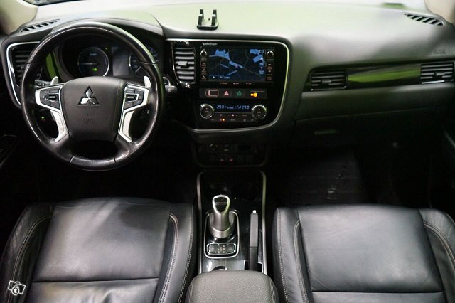 Mitsubishi Outlander PHEV 15