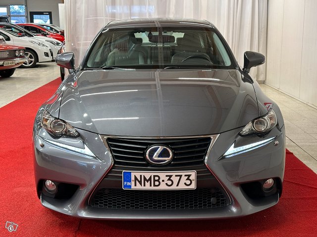 Lexus IS 8