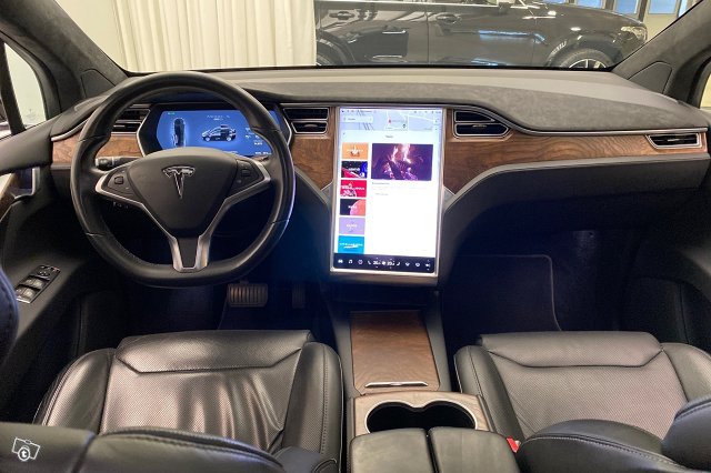 Tesla MODEL X 10