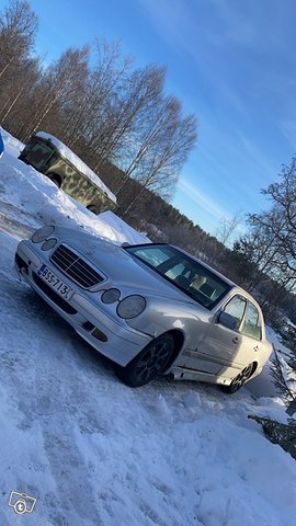 Mercedes-Benz E 200 1