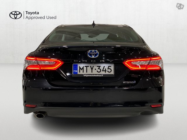 Toyota Camry 4