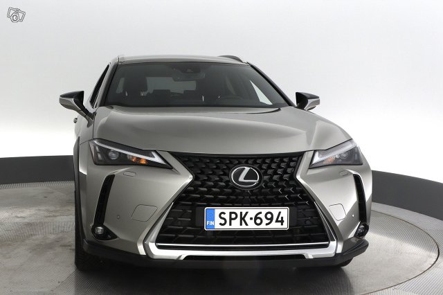 Lexus UX 8