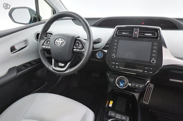 Toyota Prius Plug-in 9