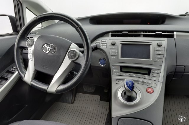 TOYOTA Prius PHEV 9