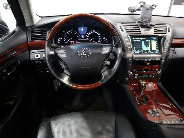 Lexus LS 4