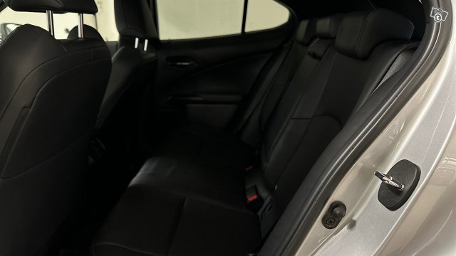 Lexus UX 9