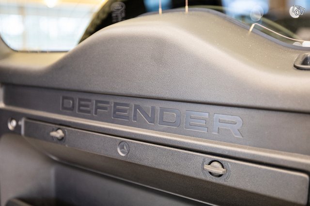 Land Rover Defender 13