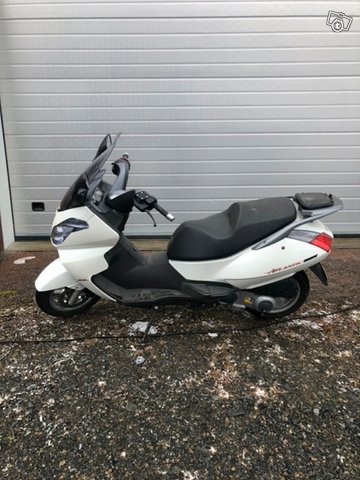 Aprilia 300 skootteri 1