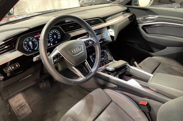 Audi Q8 E-tron 6
