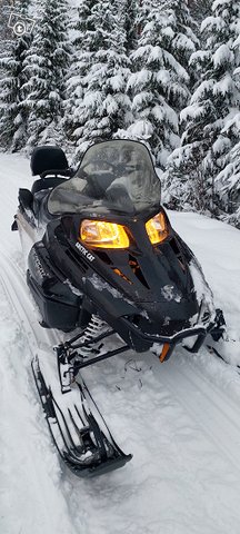 Hieno ArcticCat BEARCAT Touring moottorikelkka, kuva 1