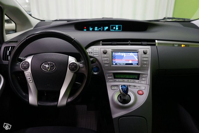 Toyota Prius PHEV 13