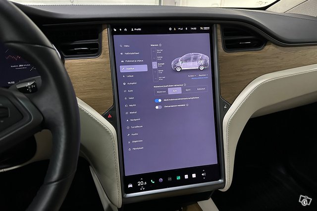 Tesla Model X 14