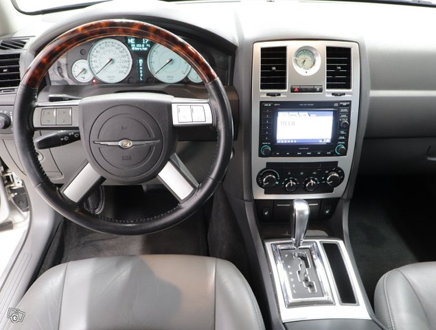 Chrysler 300C 11
