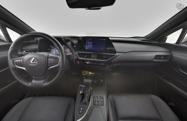 Lexus UX 16