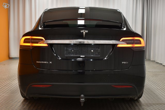 Tesla Model X 8