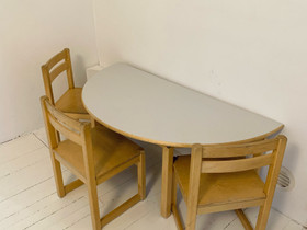 Lasten pöytä ja kolme tuolia, Tuolit, sängyt ja kalusteet, Lastentarvikkeet ja lelut, Valkeakoski, Tori.fi