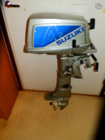 Suzuki merkkinen perämoottori, kuva 1