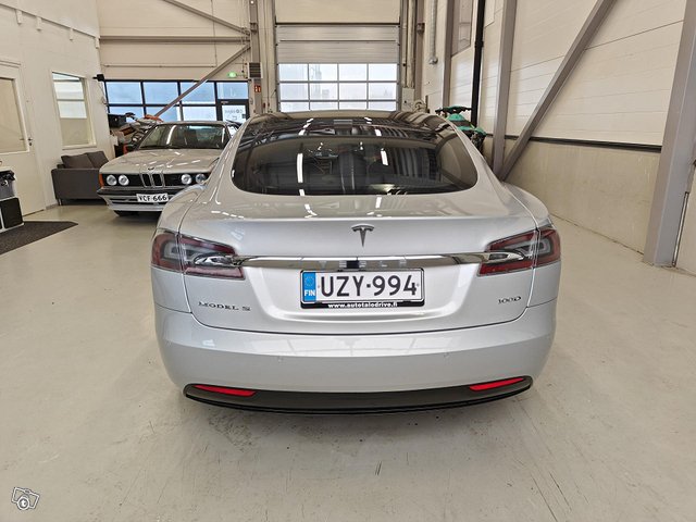 Tesla Model S 9