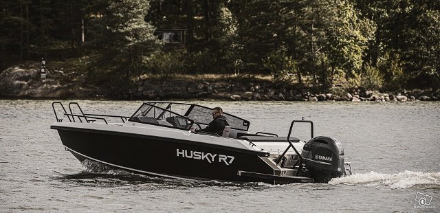 Husky R7 BLACK EDITION ESILLÄ 2