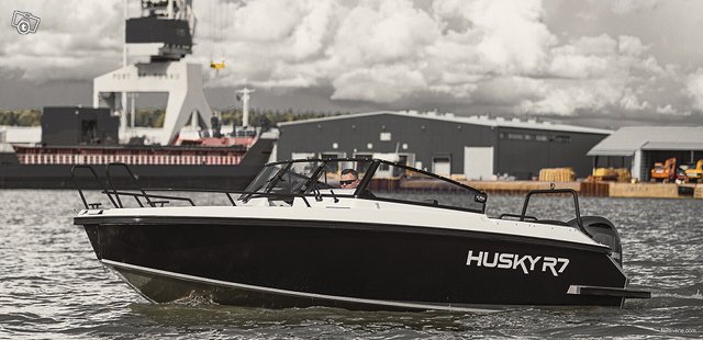 Husky R7 BLACK EDITION ESILLÄ 4