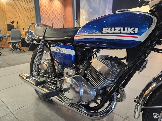 Suzuki T 9