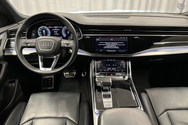 AUDI Q8 7