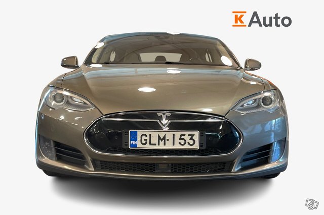 TESLA Model S 4