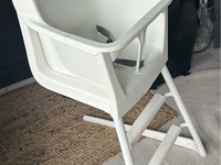 Ikean syöttötuoli, josta saa myös korkean tuolin