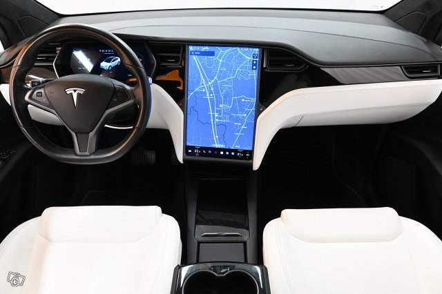 Tesla Model X 16