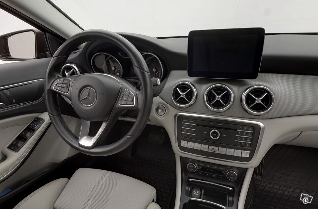 Mercedes-Benz GLA 11