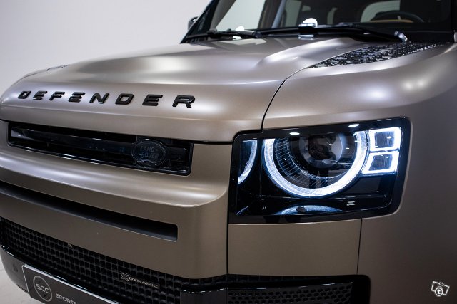 Land Rover Defender 11