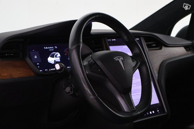Tesla Model X 12