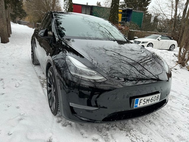 Tesla Model Y 1