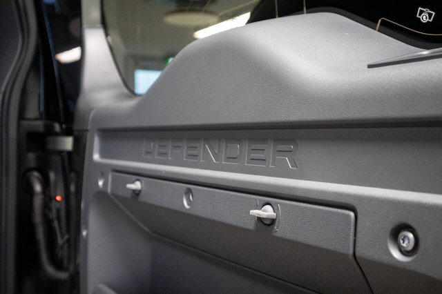 Land Rover Defender 11