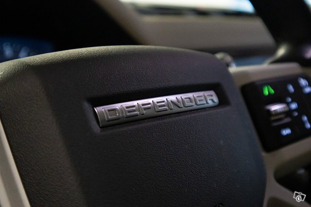 Land Rover Defender 14