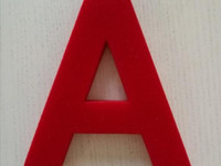 Punainen A-kirjain-magneetti