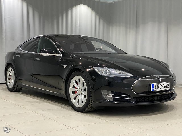 TESLA Model S 6