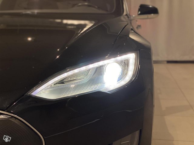 TESLA Model S 9