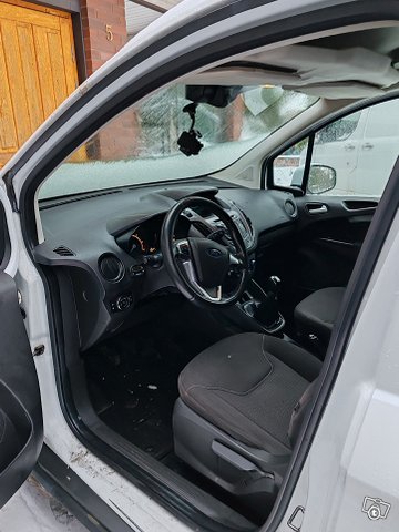 Ford Transit Courier 10