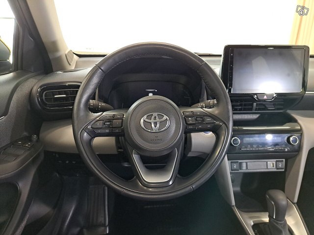 TOYOTA Yaris Cross 11