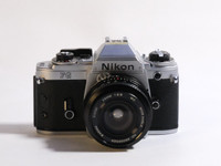 Nikon FG filmikamera ja objektiivi